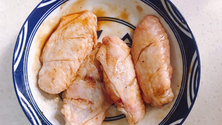 香酥炸鸡翅,加入奥尔良粉还有少许蚝油按摩一下,然后放进冰箱冷藏。最好提前一晚腌制。当天也行,至少半天。