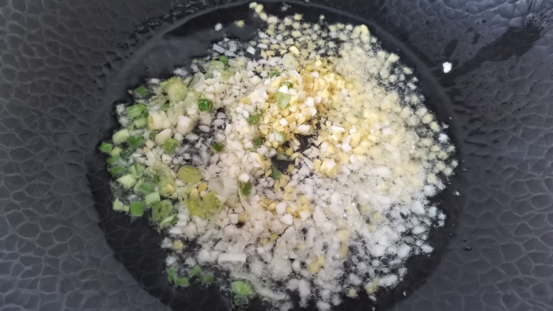 牛肉香菇酱,热锅冷油,放葱姜蒜炒香,油尽量多点,不然会很干