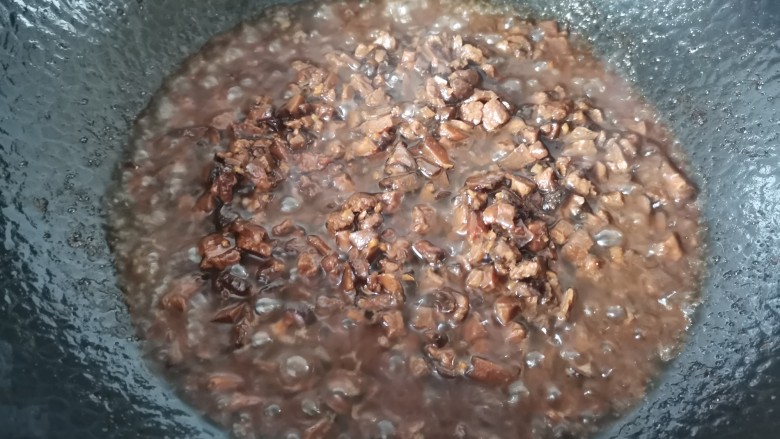 牛肉香菇酱,加适量的水,继续熬15-20分钟