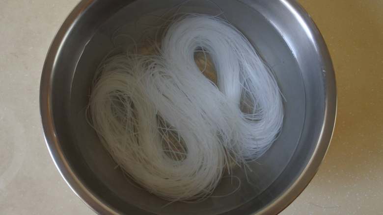 蒜蓉粉丝娃娃菜,粉丝用冷水泡一小时,泡软