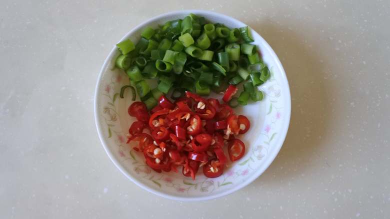 蒜蓉粉丝娃娃菜, 蒜剥好切碎，香葱、小米椒切碎