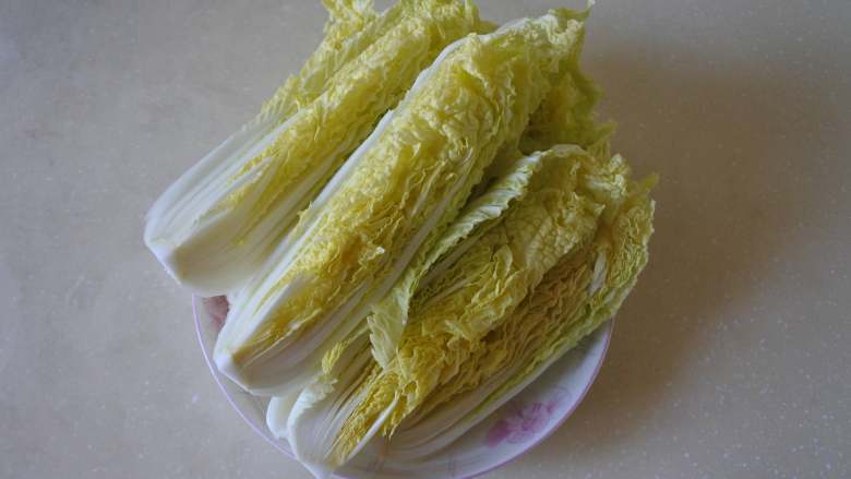 蒜蓉粉丝娃娃菜,娃娃菜收拾好,切成四瓣