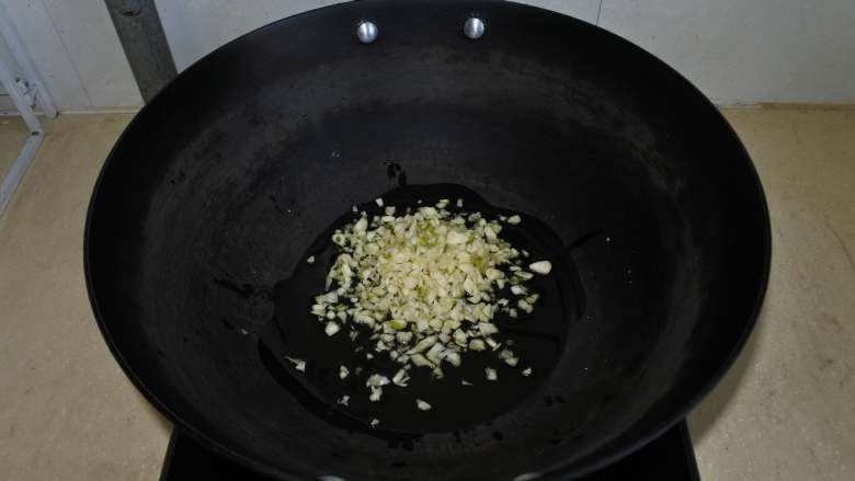 蒜蓉粉丝娃娃菜,底油炒香蒜末,炒到微焦泛黄