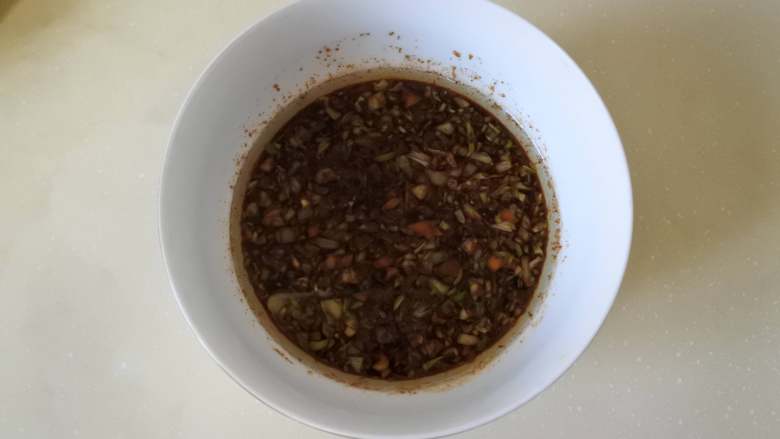 蒜蓉粉丝娃娃菜,倒入鲜酱油烹香,关火