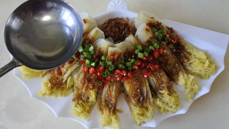 蒜蓉粉丝娃娃菜,撒上香菜和小米椒,淋少许热油即可