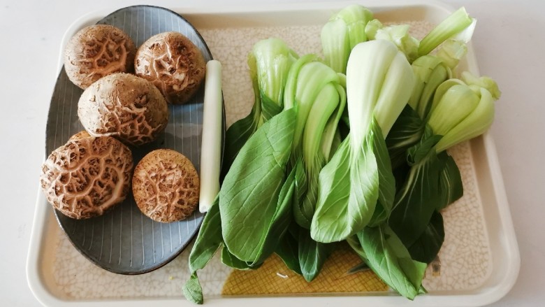 青菜炒香菇,食材准备好