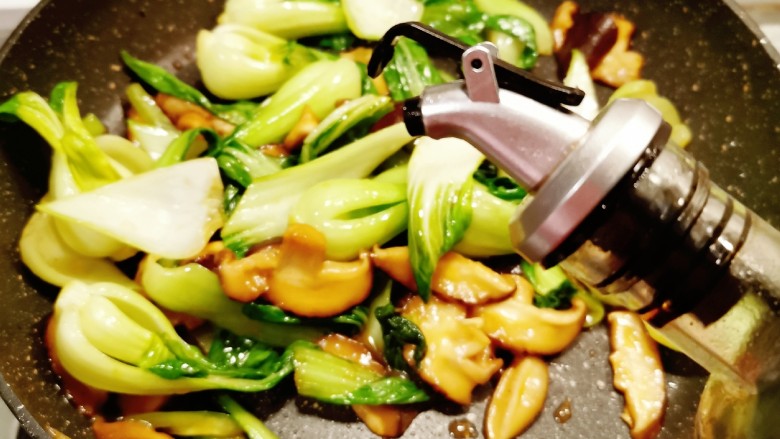 青菜炒香菇,滴入几滴<a style='color:red;display:inline-block;' href='/shicai/ 3738'>芝麻油</a> 关火