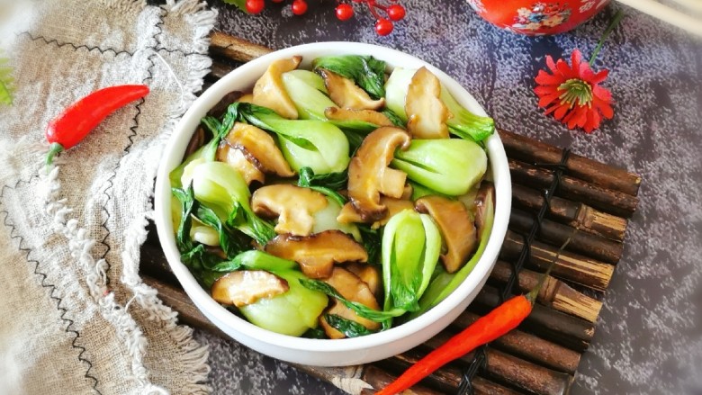 青菜炒香菇,出锅装盘