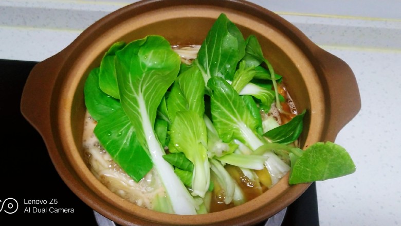 虾米、西红柿、青菜面,煮1分钟,放入青菜