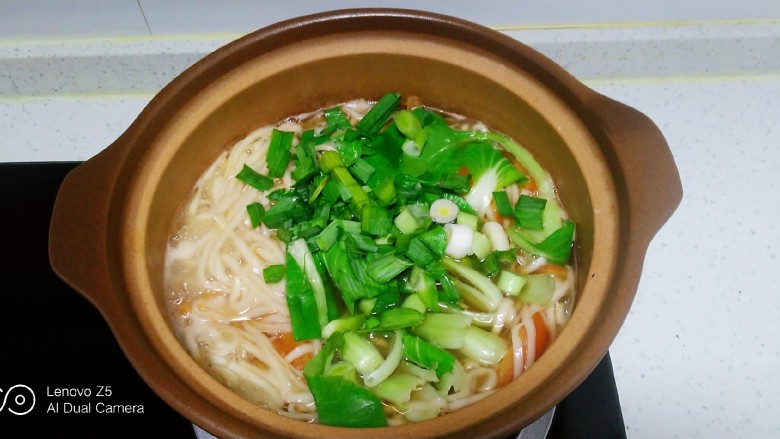 虾米、西红柿、青菜面,青菜变软,放入蒜苗