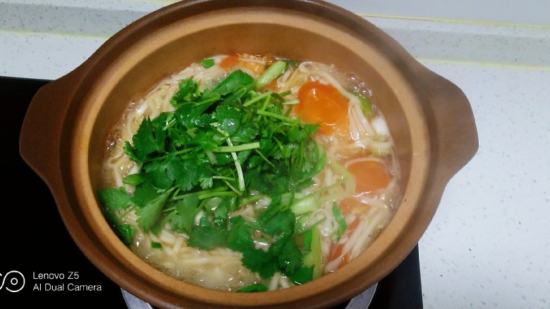 虾米、西红柿、青菜面,关火,放入香菜