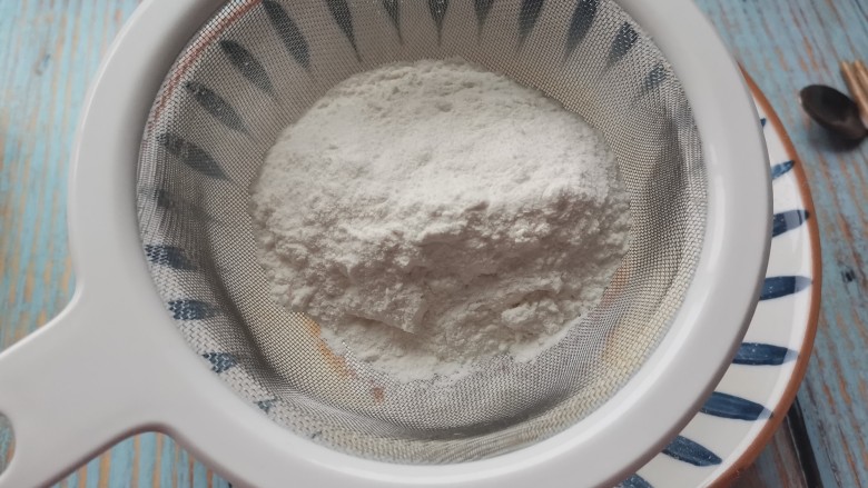 香脆蛋卷,面粉用筛子筛一下,搅的时候不能一个方向搅,要左右搅散,不然会成颗粒状