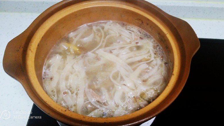 羊肉泡馍,放入粉条煮至断生,加入盐搅拌均匀,关火