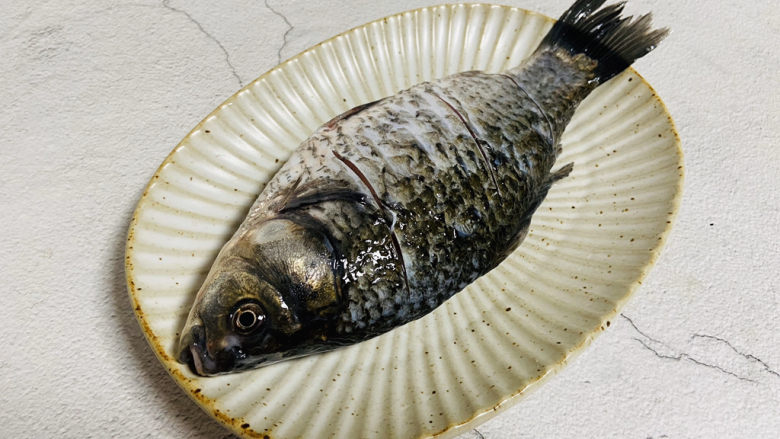 香菇鲫鱼汤,鲫鱼去鳞、掏出内脏清洗洗净,两面各划三刀