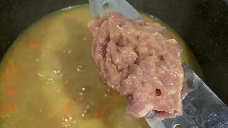 咖喱鸡肉土豆,看到汤浓稠时,即可加入鸡肉