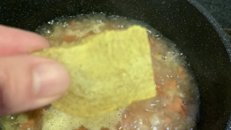咖喱鸡肉土豆,待水开时,加入一块咖喱
