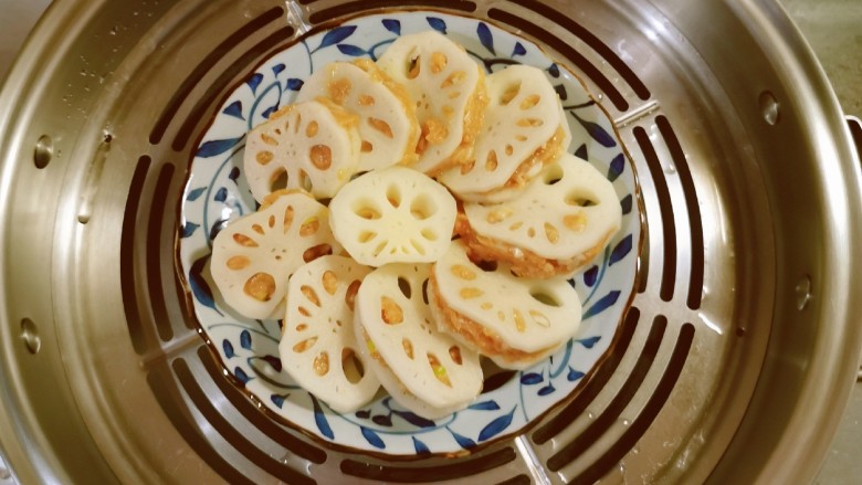 藕夹肉,蒸锅水烧开 放入蒸锅