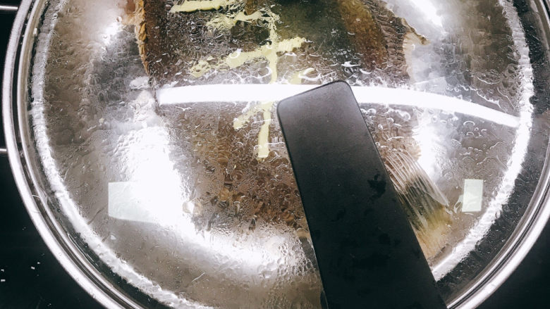 清蒸加拿大金鲽, 蒸锅水烧开,放入鲽鱼大火蒸8分钟。