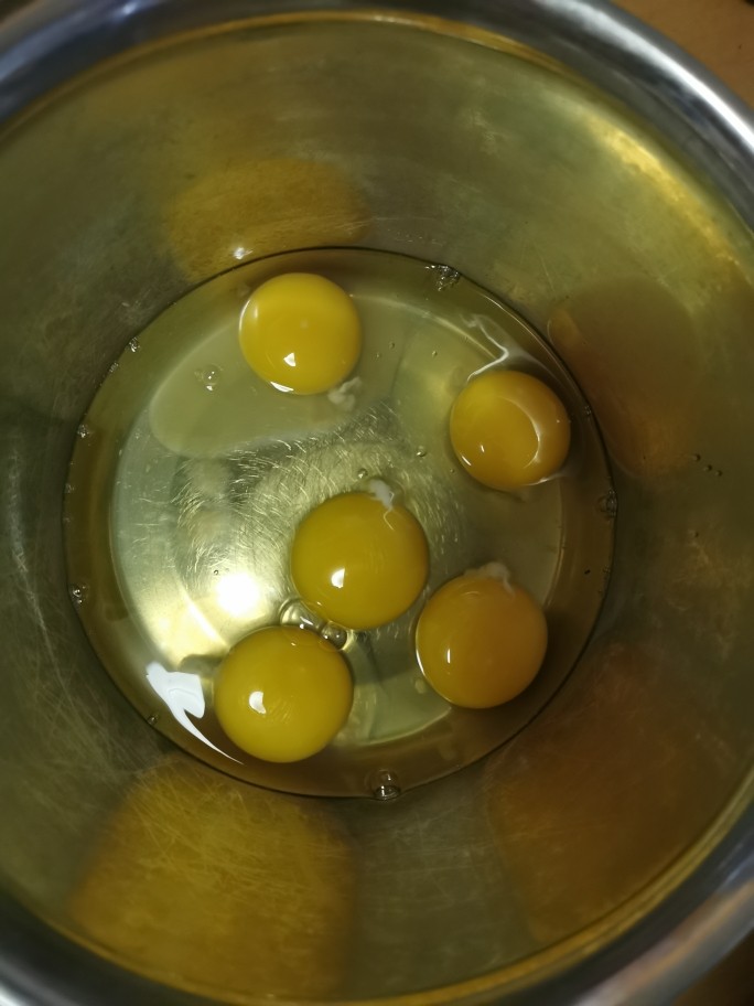 葡萄干海绵蛋糕,取一个大点的无水容器放蛋