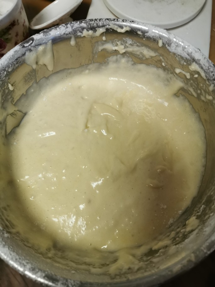葡萄干海绵蛋糕,翻拌均匀