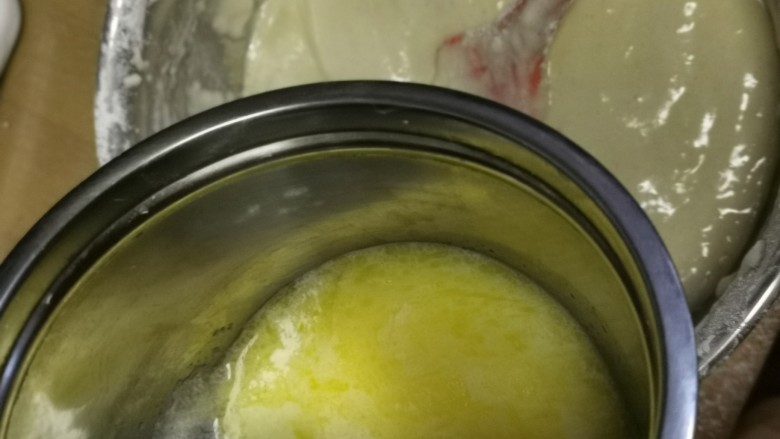 葡萄干海绵蛋糕,把黄油液倒入面粉糊