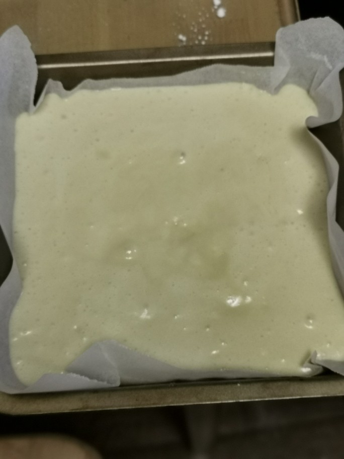 葡萄干海绵蛋糕,我用的方形烤盘垫上烘培纸把面糊倒入烤盘中