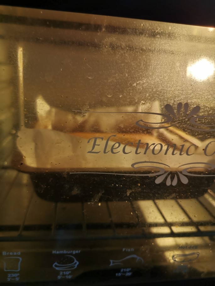 葡萄干海绵蛋糕,烤箱先预热。放烤箱中层上下160度烤30分钟