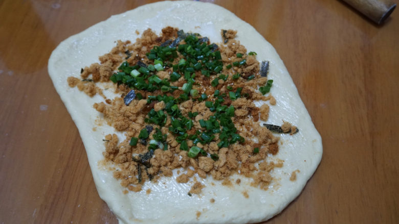 香葱肉松手撕面包,抹上少许沙拉酱,撒上适量的肉松和葱花。