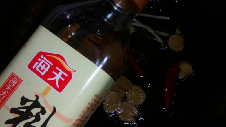 #团年饭# 发财豆干,烹入料酒翻炒。