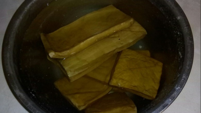 #团年饭# 发财豆干,豆腐干洗净,沥干。