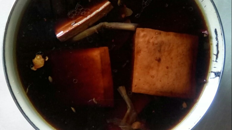 #团年饭# 发财豆干,倒入搪瓷砵砵中,浸泡一晚。