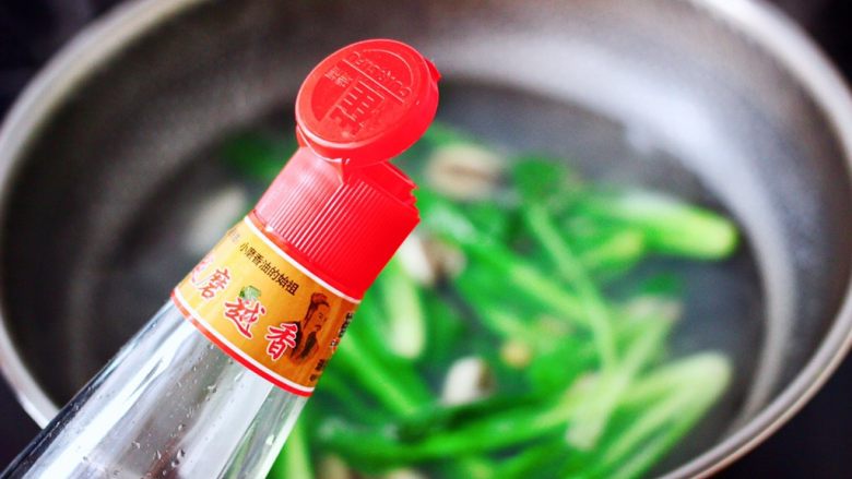上汤豆皮青口小白菜,大火煮沸后,淋上<a style='color:red;display:inline-block;' href='/shicai/ 3738'>芝麻油</a>。