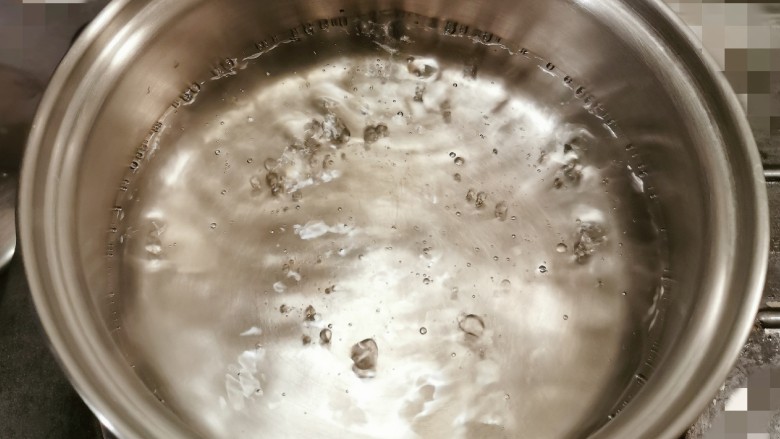 酸辣土豆粉,煮锅 放入清水烧开