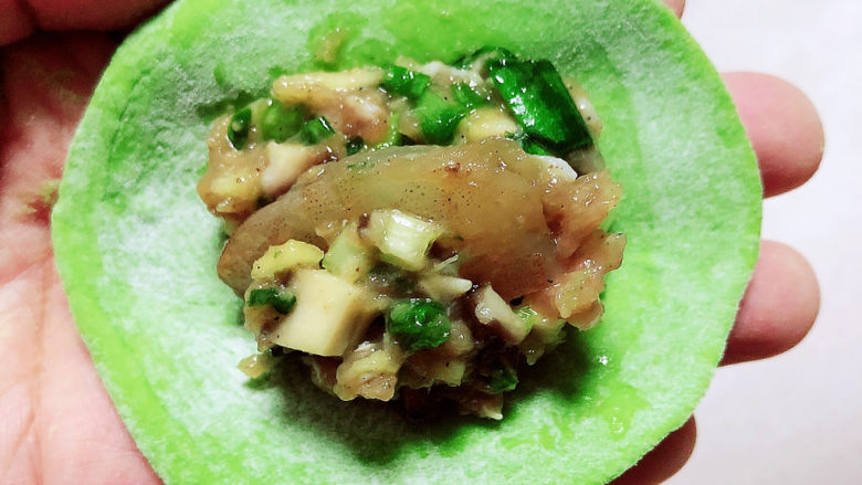 香菇虾仁饺子,包入肉馅,大虾放两段。