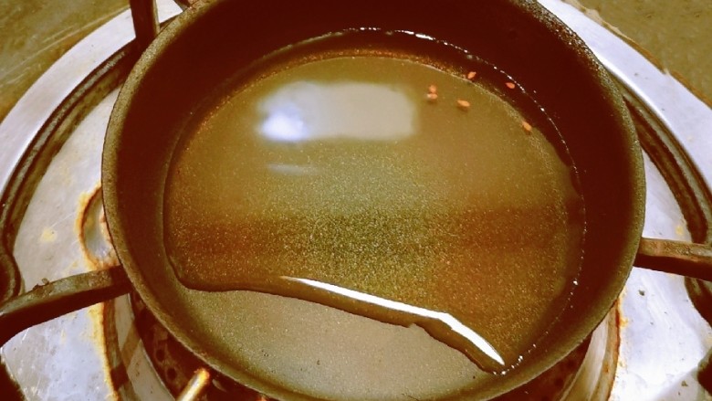 酸辣土豆粉,小油锅 放入食用油 加热至有微微青烟飘起 关火