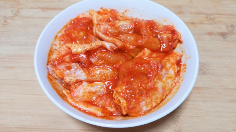 香酥炸鸡翅,带上一次性手套抓匀,放入冰箱腌制一晚上,中间取出来给鸡翅“按摩”几次。
