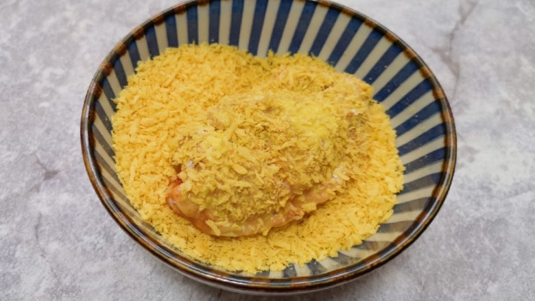 香酥炸鸡翅,最后将沾满蛋液的鸡翅放入面包糠里面打个滚,沾满面包糠。