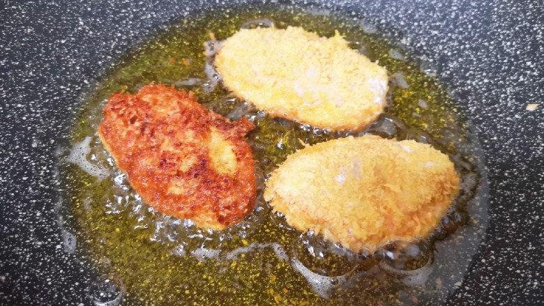 香酥炸鸡翅,锅内倒入多一点的食用油烧至七成热,放入鸡翅中小火炸制,中间多次翻动,炸至金黄色捞出。