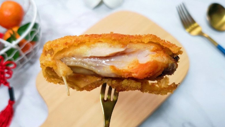 香酥炸鸡翅,咬一口,外酥里嫩还有汁,好吃到哭。