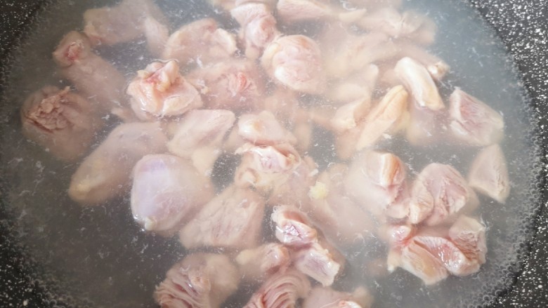 咖喱鸡肉土豆,锅内放水,将鸡腿肉凉水入锅,烧开以后关火,捞出鸡腿肉冲洗干净备用。