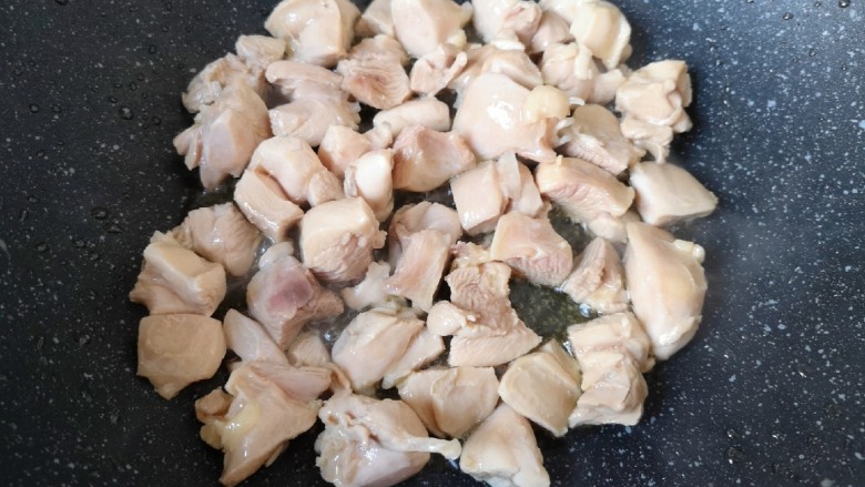 咖喱鸡肉土豆,炒锅内倒入适量的食用油烧热,下入鸡腿肉翻炒至变色。