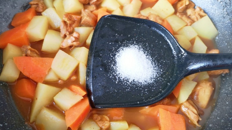 咖喱鸡肉土豆,放盐调味,土豆炖熟即可。