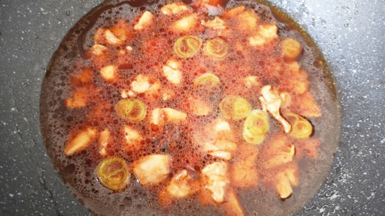 咖喱鸡肉土豆,加水没过鸡腿肉,烧开以后转小火炖20分钟。