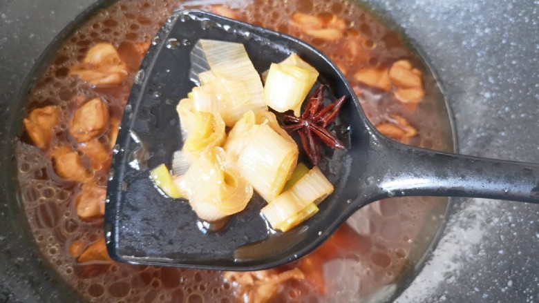 咖喱鸡肉土豆,20分钟以后鸡腿肉基本上已经熟了,捞出里面的大葱和八角不要。