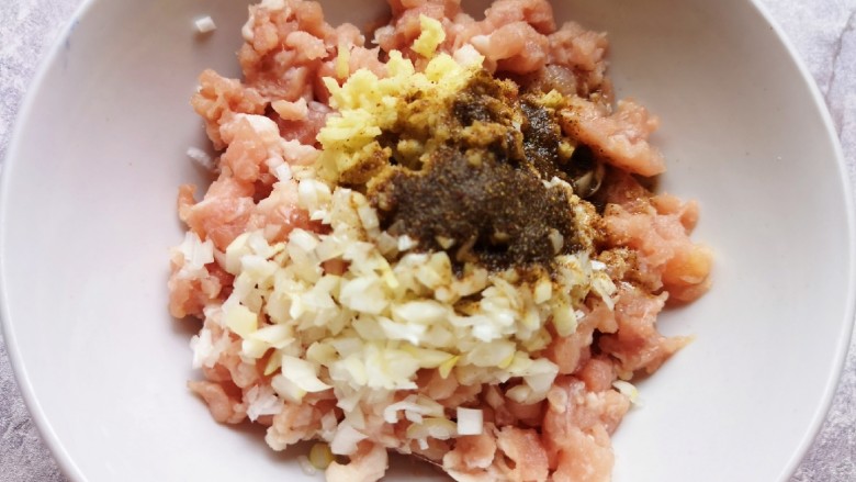 藕夹肉,炒锅内倒适量的食用油烧热,浇在十三香上面激出香味。