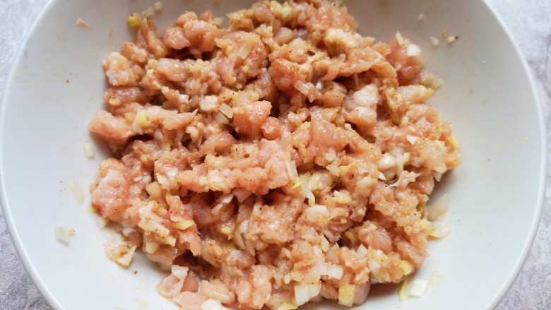 藕夹肉,搅拌均匀,让肉馅静置一会儿。