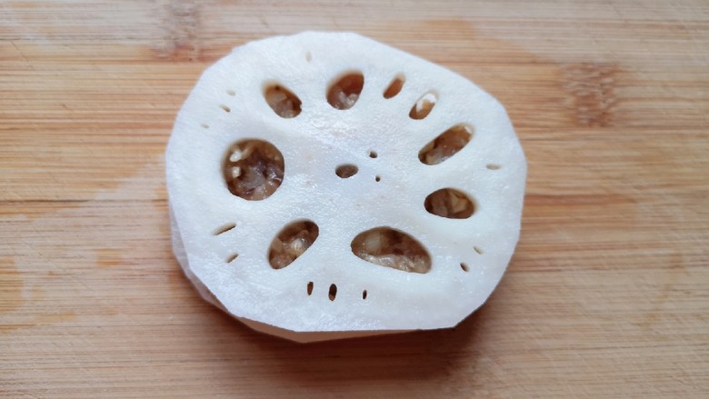 藕夹肉,盖上另外一片藕,用手轻轻压一下,一个藕夹就做好了,依次做好剩下的藕夹。