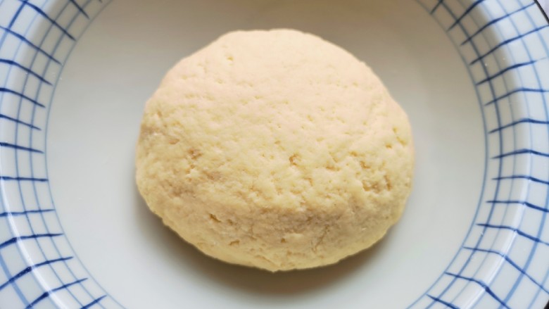 香菇虾仁饺子,加入温水,先用筷子搅拌成絮状,再揉成面团,盖上保鲜膜饧半个小时。
