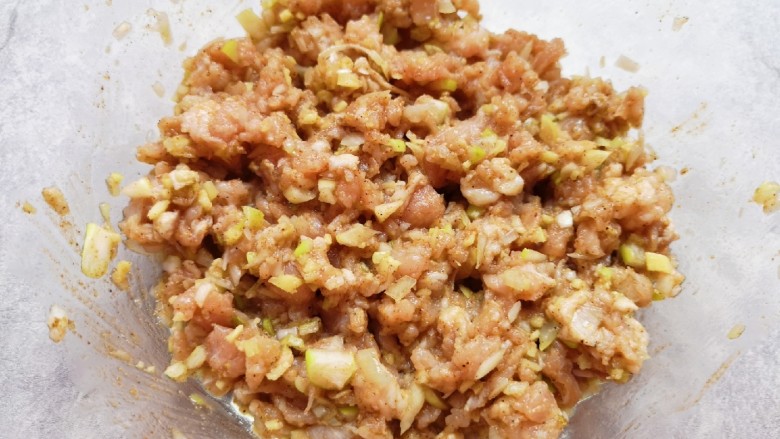 香菇虾仁饺子,搅拌均匀,让肉馅静置一会儿备用。