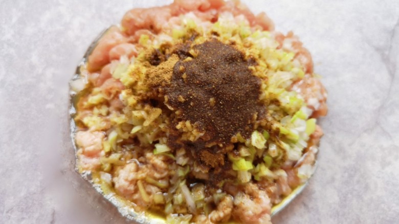 香菇虾仁饺子,炒锅内倒适量的食用油烧热,浇在十三香上面激出香味。